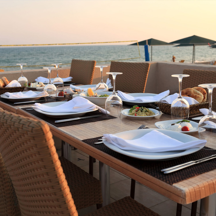 Seaside dining at nearby restaurants